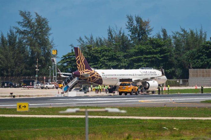 Imagen de archivo de un avión en el aeropuerto internacional de Phuket, en Tailandia.