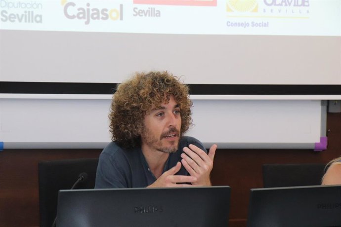 Steven Forti, historiador y profesor universitario, durante su conferencia sobre  'La extrema derecha. Guerra cultural y ruptura de consensos' en la UPO