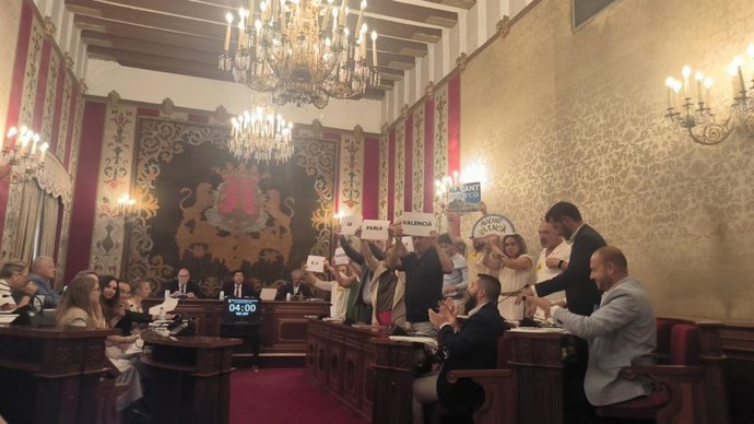 La oposición levanta carteles por la lengua valenciana en Alicante en el pleno del Ayuntamiento