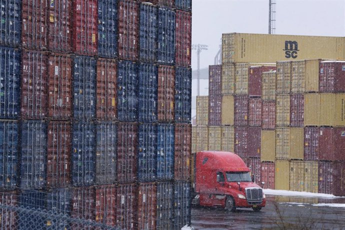 Archivo - 03 February 2025, Canada, Halifax: Shipping containers are seen at the Atlantic Hub container terminal in Halifax. US President Donald Trump agreed to pause the planned tariffs on imports from Canada for at least 30 days. Photo: Darren Calabrese