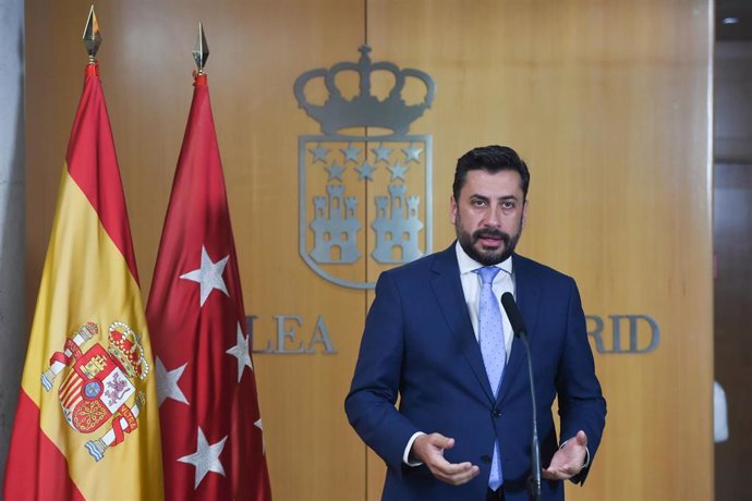 Archivo - El portavoz del PP en la Asamblea de Madrid, Carlos Díaz-Pache, ofrece una rueda de prensa, durante un pleno de la Asamblea de Madrid, a 14 de mayo de 2025, en Madrid (España). 