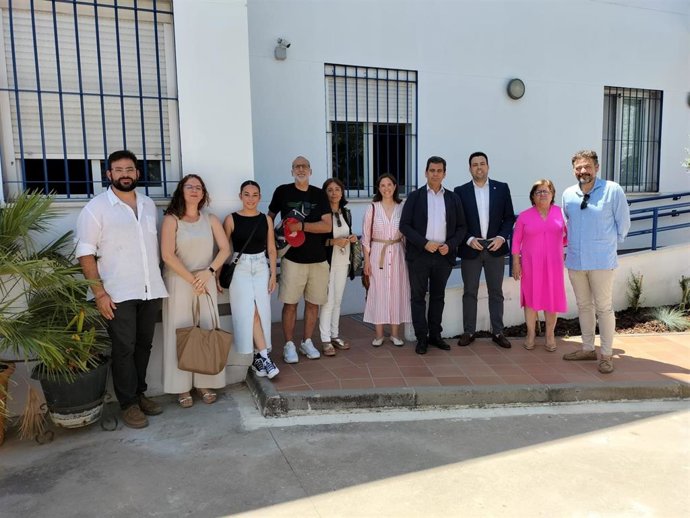 Huertas (3º dcha.) y Sánchez (2ª dcha.), en uno de los barrios donde se desarrolla la Eracis+.