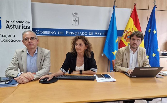 La consejera de Educación, Eva Ledo, y los directores generales de Inclusión Educativa y Ordenación, David Artime; de Infraestructuras y Tecnologías Educativas, Julio Vallaure, y de Formación Profesional, Ángel Balea.