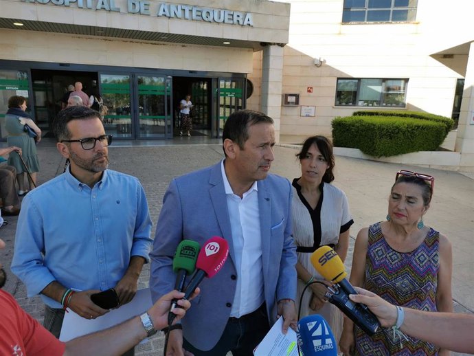 El diputado provincial del PSOE y alcalde de Cuevas Bajas, Manuel Lara, en rueda de prensa en el hospital comarcal de Antequera.
