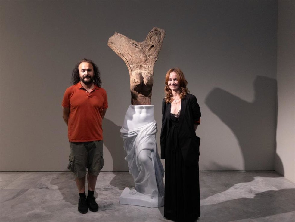 El artista franco-argelino Kader Attia con la directora del CAAC tras el acto de inauguración de la muestra.