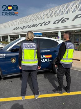 Archivo - Arxiu - Dos agents de la Policia Nacional a l'aeroport de Palma.