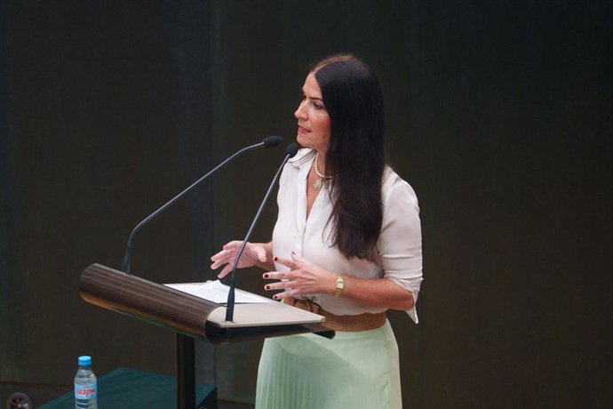 La concejala de Vox Carla Toscana interviene durante un pleno en el Ayuntamiento de Madrid, a 27 de mayo de 2025, en Madrid (España).  