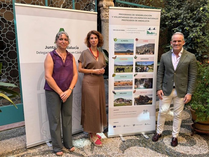 Rafael Martínez (dcha.), en la presentación del programa de sensibilización y participación ambiental en Espacios Naturales Protegidos.