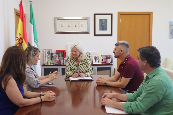 La delegada de la Junta de Andalucía en Cádiz, Mercedes Colombo, en un encuentro institucional con la nueva presidenta de la Asociación de la Prensa de Cádiz (APC), Mabel Caballero.