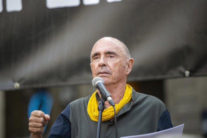 Archivo - El presidente de la ANC, Lluís Llach, interviene durante una manifestación para pedir la aplicación de la amnistía, a 13 de julio de 2024, en Barcelona, Catalunya (España).