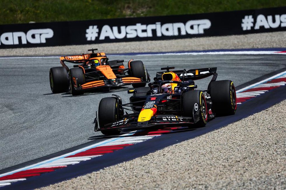 Archivo - El piloto de Red Bull Max Verstappen, por delante de Lando Norris (McLaren), en el GP de Austria 2024. 