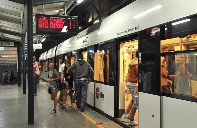 Archivo - Arxiu - Metro nocturn en direcció a Paterna