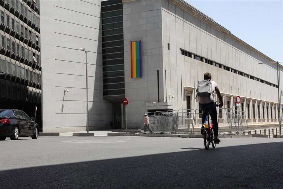 Archivo - El Congreso de los Diputados coloca la bandera LGTBI en el acceso de la esquina de la Carrera de San Jerónimo con la calle Cedaceros