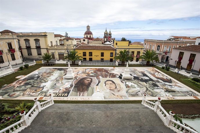 La Alfombra realizada con arena del Teide en la Plaza de la Iglesia de La Orotava, por la celebración del Corpus Christi