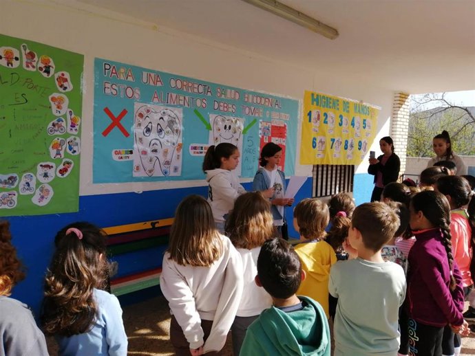 Actividad de una feria de la salud realizada en un colegio.