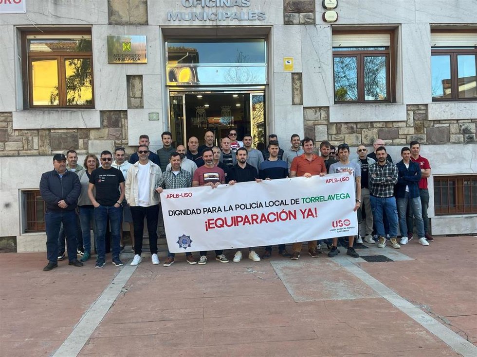 Archivo - Imagen de archivo de una concentración de Policía Local en Torrelavega