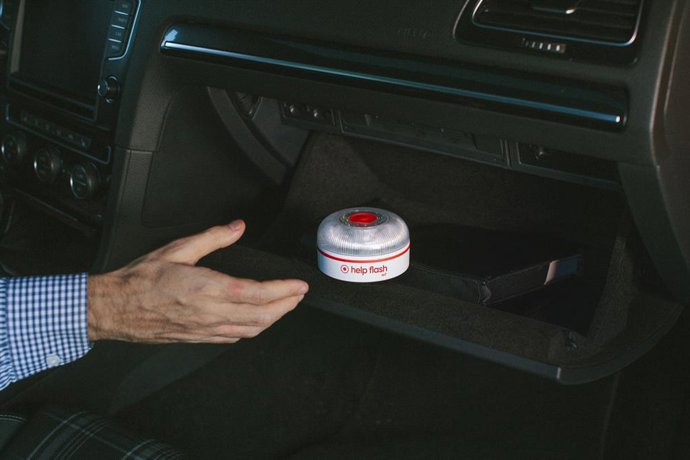 Archivo - Netun Solutions crea una nueva luz V-16 más potente y conectada a la DGT para suplir a los triángulos.