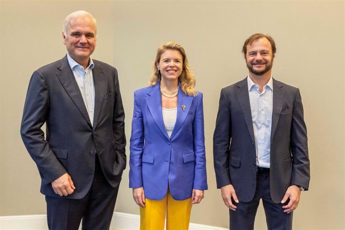 Fotografía de Carlos Gallardo en Bruselas, en el marco de la reunión de EFPIA, junto a los otros miembros del equipo presidencial.