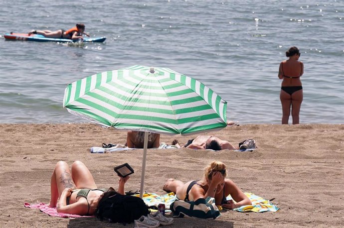 Archivo - Imágenes de bañistas en La Malagueta. A 25 de abril de 2025 en Málaga, Andalucía (España). 