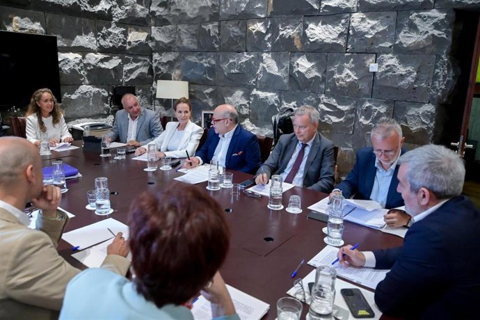 El presidente del Gobierno de Canarias, Fernando Clavijo (d), y el ministro de Política Territorial, Ángel Víctor Torres (2d), durante la firma del acuerdo alcanzado entre ambos gobiernos para la derivación de los menores migrantes solicitantes de asilo 