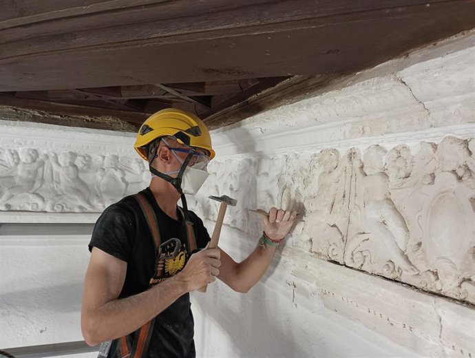 Trabajos de restauración en el friso del Hospital Real