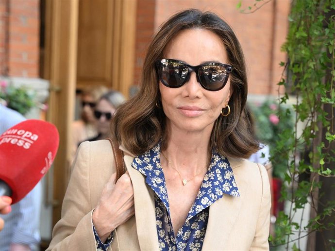 Isabel Preysler a la salida de un restaurante, a 26 de junio de 2025, en Madrid (España).