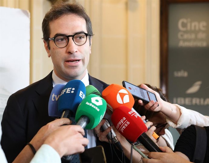 El ministro de Economía, Comercio y Empresa, Carlos Cuerpo, ofrece declaraciones a los medios durante la inauguración de una jornada sobre las cláusulas de suspensión de deuda, en Casa de América, a 2 de junio de 2025, en Madrid (España). Esta jornada, pr