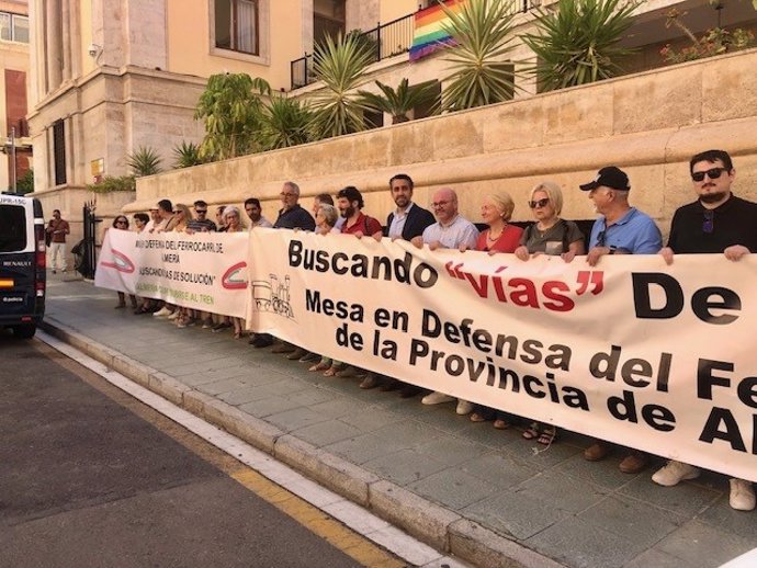 Protesta ante la Subdelegación convocada por la Mesa del Tren de Almería.