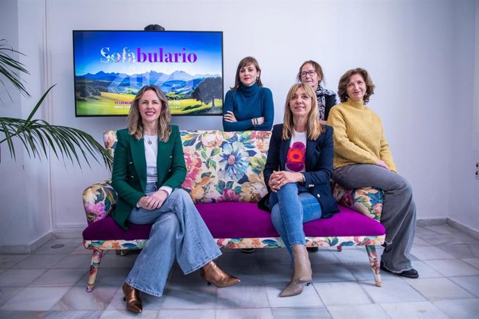 Archivo - La diputada de Cultura y alcaldesa de la localidad, Vanesa Beltrán, en el sofá del programa 'Sofabulario de la Sierra' de la Diputación de Cádiz