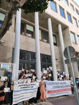 Técnicos Superiores Sanitarios se concentran en Logroño,junto a Hacienda, para exigir el pago del complemento salarial del grupo B