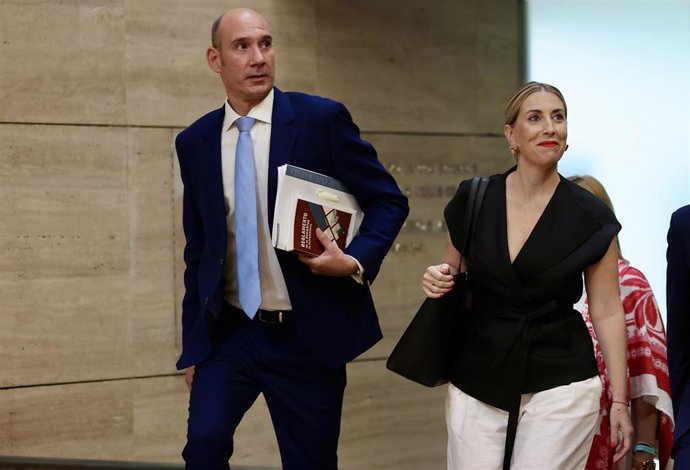 La presidenta de la Junta de Extremadura,  María Guardiola, llega al Debate sobre el EStado de la Región