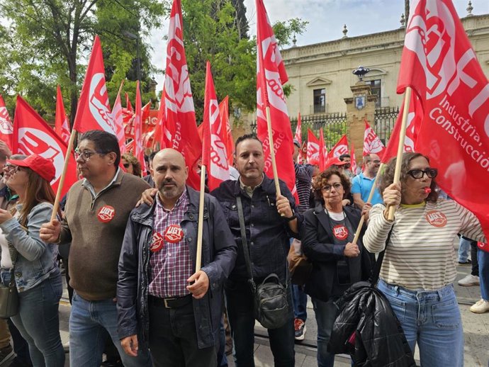 Archivo - Protesta de UGT FICA en Sevilla en foto de archivo.