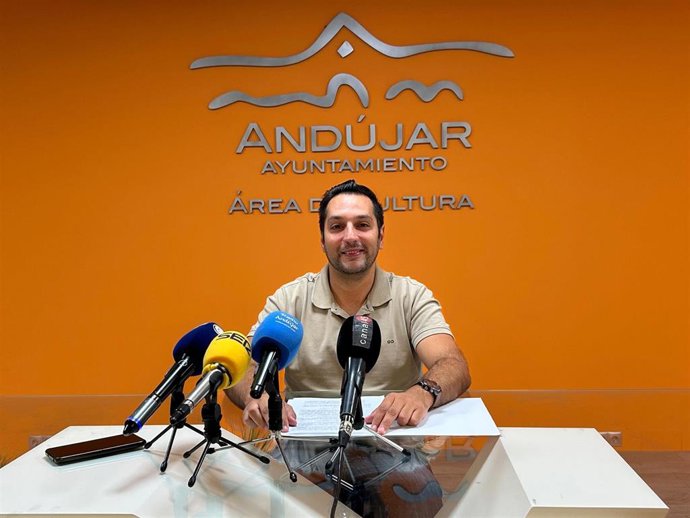 El concejal de Medio Ambiente de Andújar, Emilio Rodríguez, informa sobre las medidas de prevención de incendios forestales.