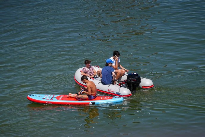 Turistas con ropa veraniega en Sevilla en una imagen de archivo
