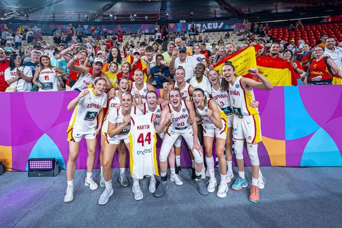 Las jugadoras españolas celebran su victoria en cuartos del Eurobasket 2025