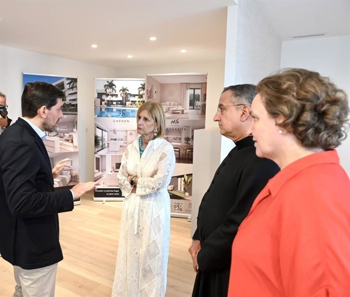 García-Pelayo en la inauguración de la oficina de ventas perteneciente a la empresa constructora Dimalara.