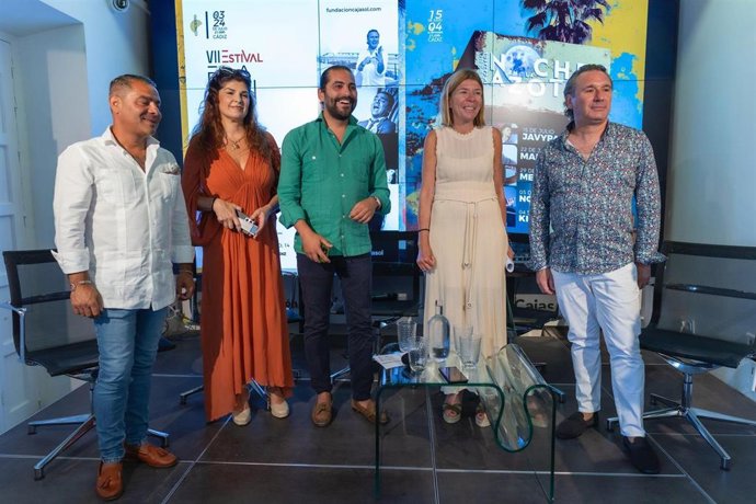 Mar Díez, delegada de Fundación Cajasol en Cádiz, Juan Garrido, coordinador del Estival Flamenco, y los artistas Caracolillo de Cádiz, José Mijita y Anabel Rivera, en la presentación de 'Verano en Cajasol'