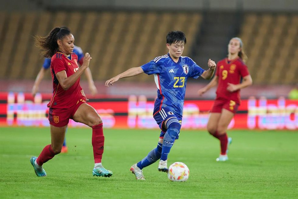 Archivo - Salma Paralluelo persigue a Aoba Fujino durante un amistoso entre España y Japón en La Cartuja de Sevilla