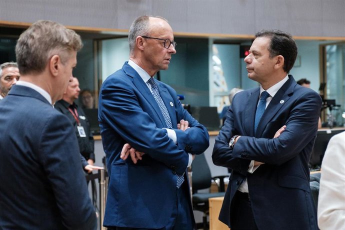 El canciller alemán, Friedrich Merz, junto al primer ministro de Portugal, Luis Montenegro, en la cumbre en Bruselas.