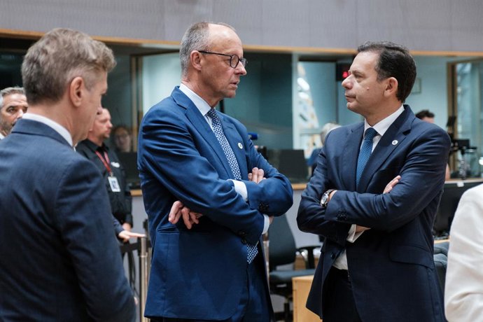 O chanceler alemão Friedrich Merz com o primeiro-ministro português Luis Montenegro na cúpula em Bruxelas.