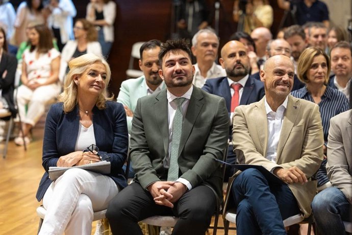 La consejera de Sanidad del Gobierno de Canarias, Esther Monzón, el neurocirujano Jesús Martín-Fernández y el viceconsejero de Presidencia del Gobierno de Canarias, Alfonso Cabello, en la presentación de la unidad de neurocirugía oncológica del HUNSC