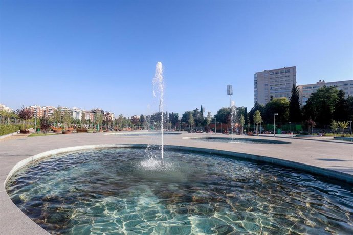 Archivo - Varias personas se refrescan durante la llegada de la primera ola de calor, en el parque del Canal de Isabel II, a 17 de julio de 2024, en Madrid (España). 