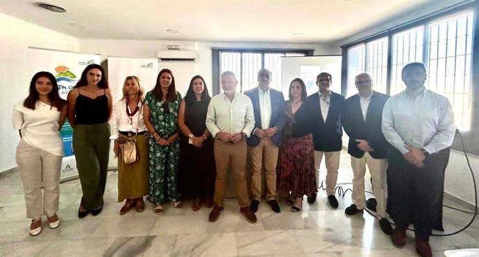 El presidente de la Mancomunidad Axarquía, Jorge Martín, la teniente alcalde de Benamocarra y vicepresidenta de la institución supramunicipal, Marilé Muñiz y el director Gerente de Turismo y Planificación, Antonio Díaz, han inaugurado las jornadas.