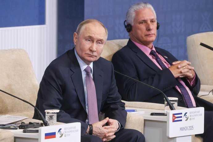 RÚSSIA, MINSK - 26 DE JUNHO DE 2025: O presidente da Rússia, Vladimir Putin (à esq.), e o presidente de Cuba, Miguel Diaz-Canel, em uma reunião plenária intitulada "A estratégia de integração econômica da Eurásia: Resultados e perspectivas" no 4º Fórum Ec