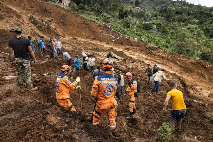 24 de junho de 2025, Bello, Antioquia, Colômbia: Membros da comunidade e da defesa civil participam de missões de busca e resgate no município de Bello, perto de Medellín, Colômbia, depois que um deslizamento de terra provocado por fortes chuvas matou 10 