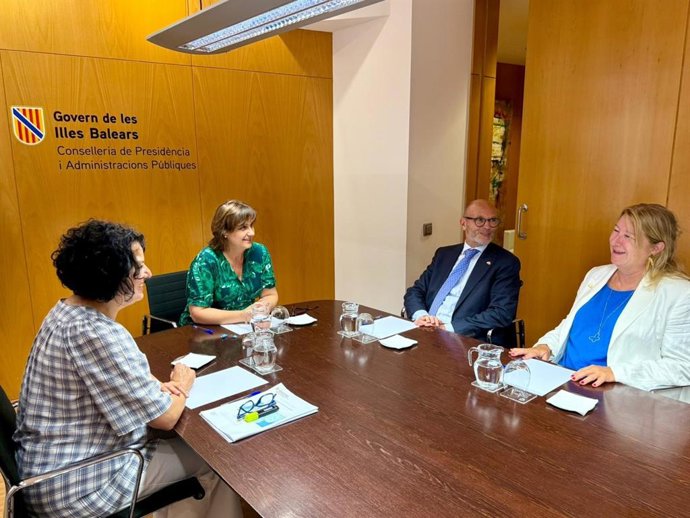 La consellera de Presidencia y Administraciones Públicas, Antònia Maria Estarellas, recibe en audiencia al embajador de Países Bajos en España, Roel Nieuwenkamp.