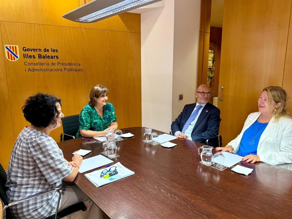 La consellera de Presidencia y Administraciones Públicas, Antnia Maria Estarellas, recibe en audiencia al embajador de Países Bajos en España, Roel Nieuwenkamp.