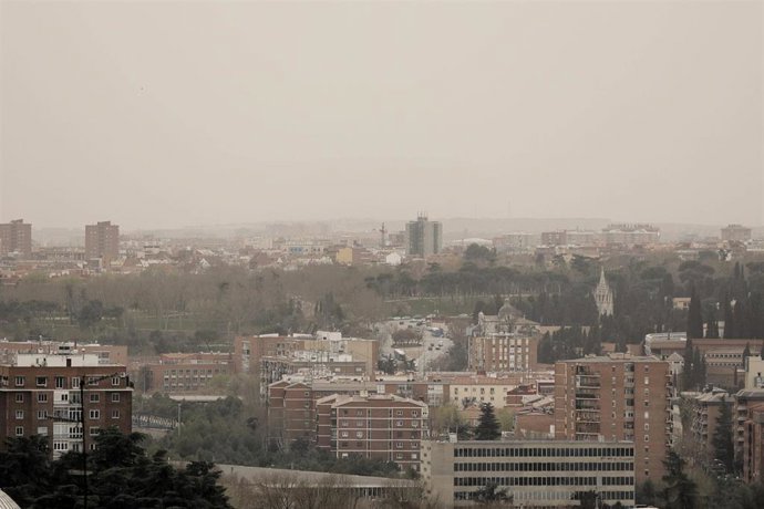 Archivo - Vistas de Madrid desde el Templo Debod, durante el segundo día con presencia de polvo sahariano en la ciudad, a 16 de marzo de 2022, en Madrid (España).