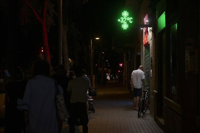 Archivo - Un termómetro marca 32 grados centígrados en el Paseo Maragall de Barcelona (Catalunya, España) en la medianoche del martes 30 de julio de 2024 al jueves 31, en una ola de calor iniciada el lunes en toda Catalunya. 