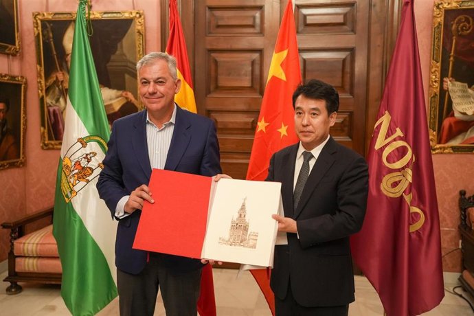 Sanz con el vicealcalde de Shijiazhuang, Li Ruifeng